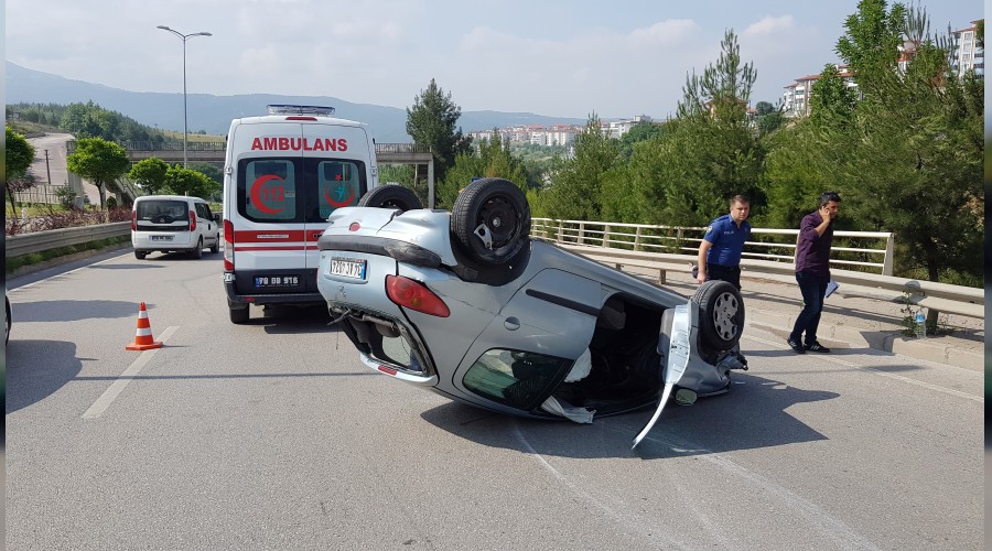 Gen mimarn otomobili bariyerlere arparak takla att 