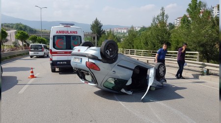 Gen mimarn otomobili bariyerlere arparak takla att 