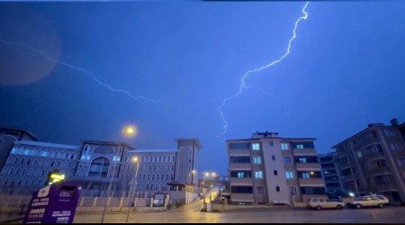 Karab�k�te sa�anak etkili oldu, �im�ekler g�ky�z�n� ayd�nlatt�