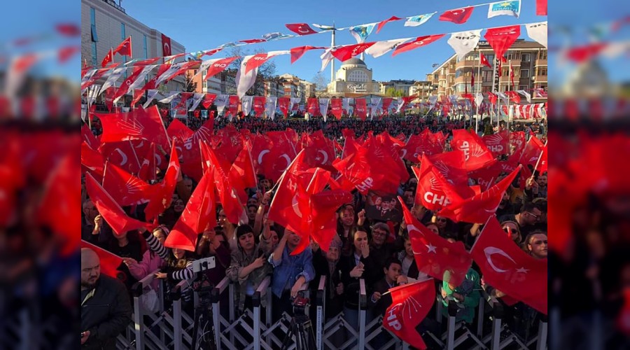 Elif Kse Misak- Milli Demokrasi Meydannda Halkla Bulutu.