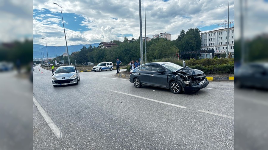 Safranbolu'da iki otomobil arpt: 4 yaral