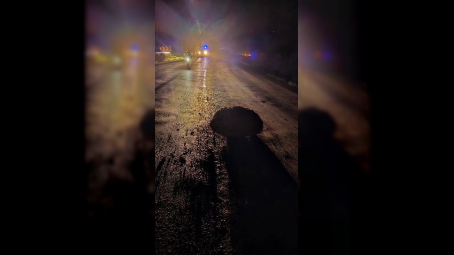 Yama�tan kopan kaya par�alar� Karab�k-Yenice kara yoluna d��t�