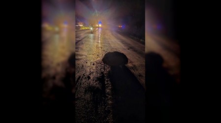 Yama�tan kopan kaya par�alar� Karab�k-Yenice kara yoluna d��t�