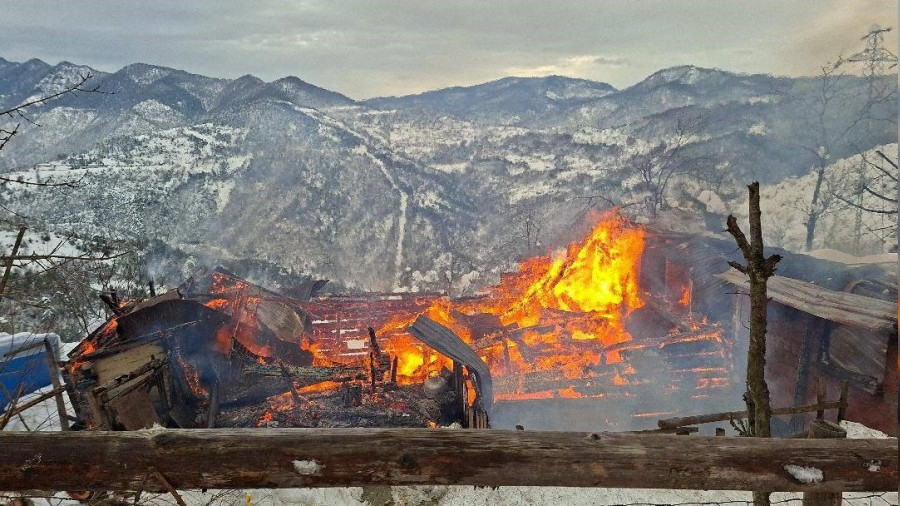 Alevlere teslim olan ah�ap ev tamamen yand�