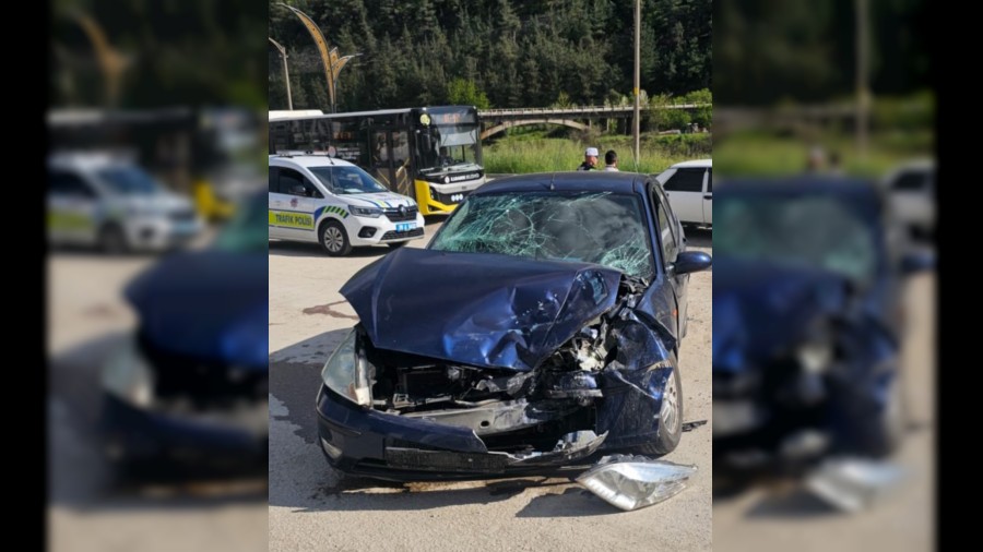 iki otomobil �arp��t�: 3 yaral�