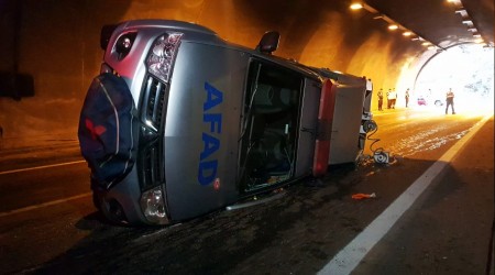 Kaza ihbarna giden AFAD ekibinin arac devrildi: 2 yaral