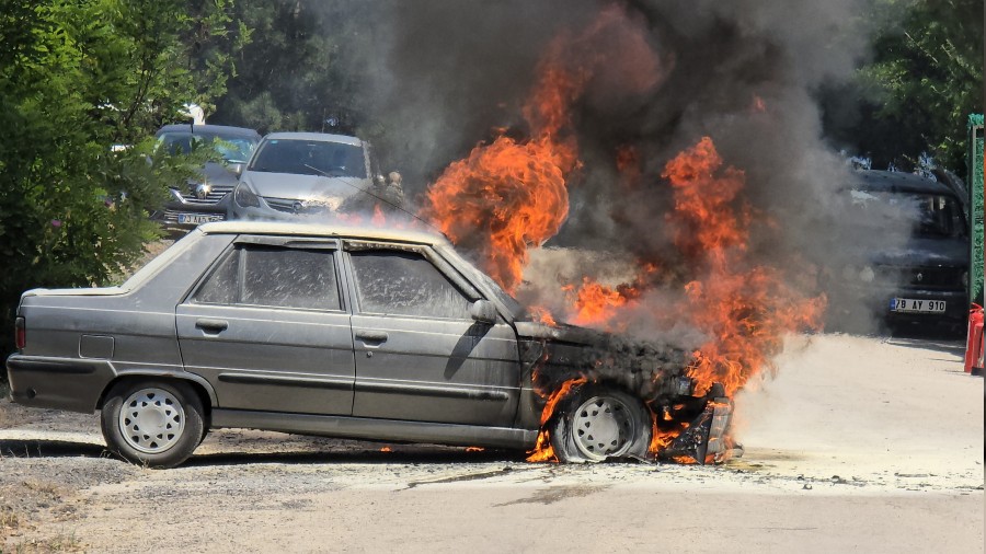 Torununu snava getirdikten sonra otomobili alev topuna dnd