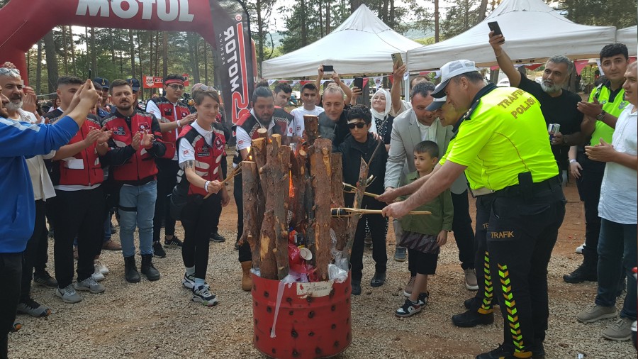 Motosiklet tutkunlar Motosiklet ve Kamp Festivalinde bulutu