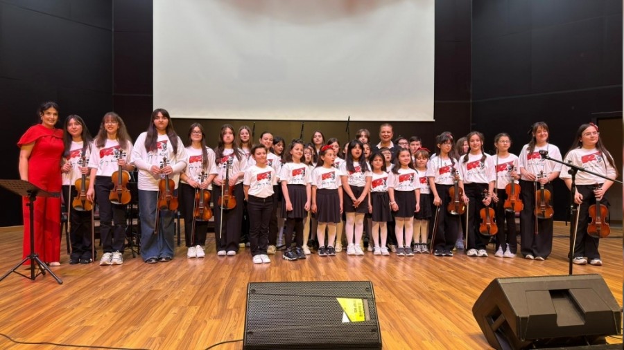 Safranbolu�da 23 Nisan co�kusu m�zik okulu konseriyle ta�land�