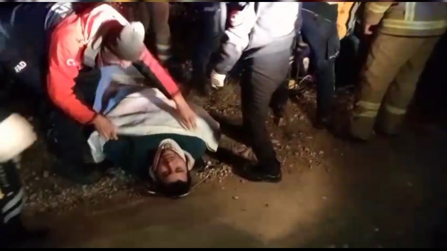 Uuruma yuvarlanan motosikletliyi ekipler kurtard