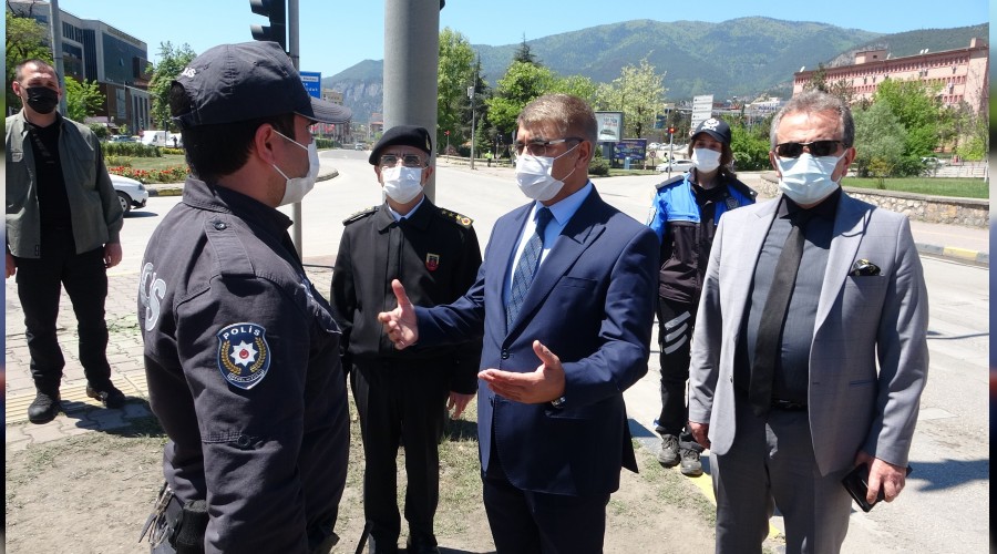 Vali Grel, kontrol noktalarndaki polislerin bayramn kutlayarak, halk uyard