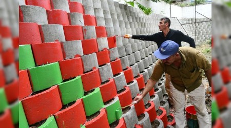 Karabkte istinat duvarlar rengarenk