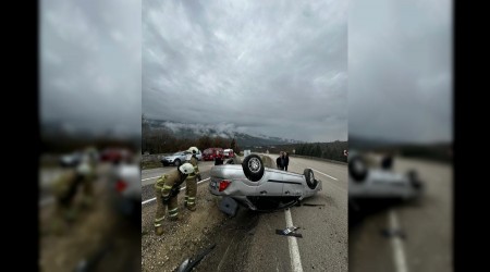 Takla atan otomobilden yara almadan kurtuldu