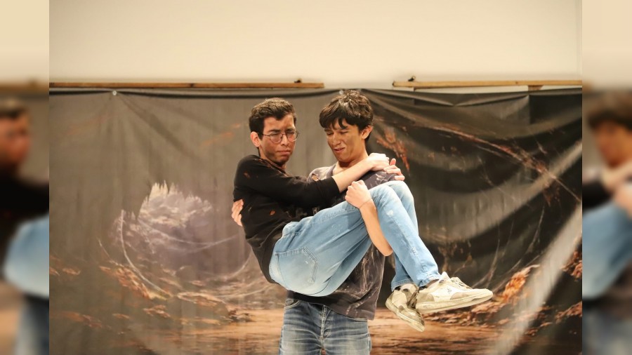 Gen�ler tiyatro sahnesinde yar��t�