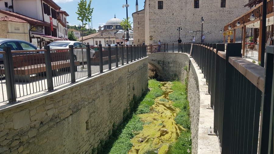 Turizm iin alan Akasu Deresi yosunla kapland