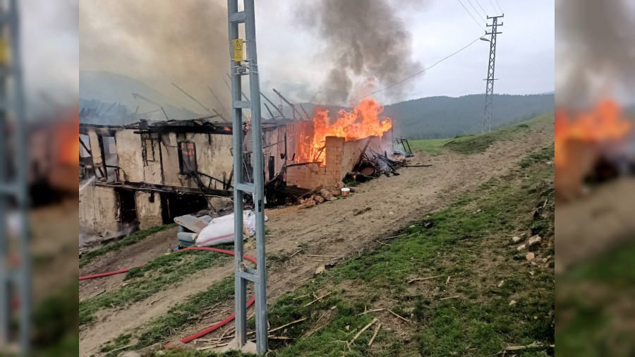 2 katl� ah�ap ev alevlere teslim oldu