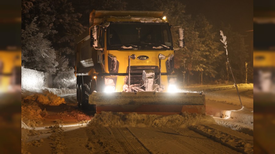 Belediye ekipleri kar k�reme ve tuzlama �al��malar�n� s�rd�r�yor