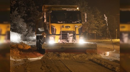 Belediye ekipleri kar k�reme ve tuzlama �al��malar�n� s�rd�r�yor