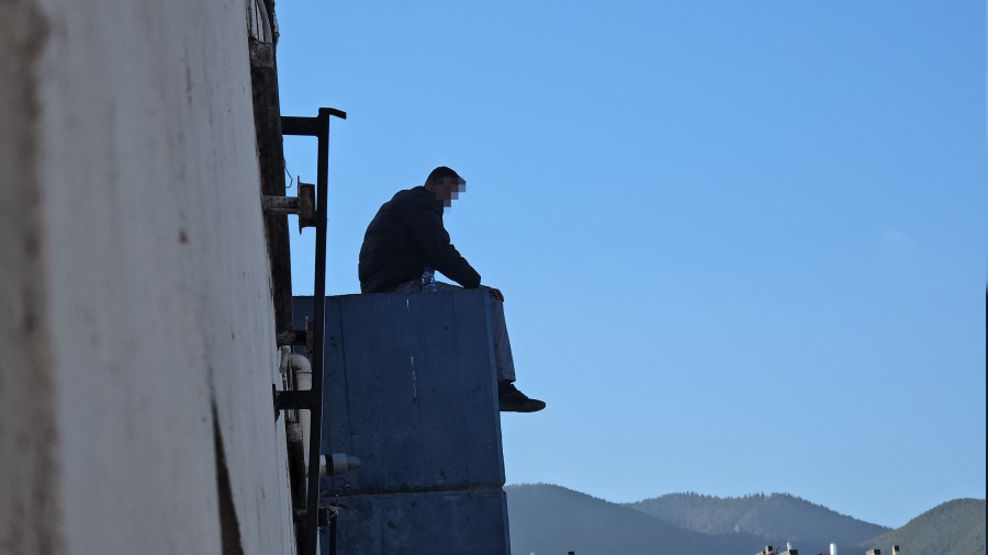 Kaval� al�nan sokak sanat��s� �at�ya ��kt�