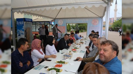 Rektr Polat, KBܒnn yeni rencileri ve aileleriyle bulutu