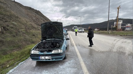 Seyir halindeki otomobilde kan yangn sndrld