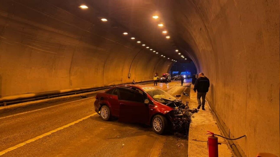 T�nelde iki otomobil �arp��t�: 7 yaral�