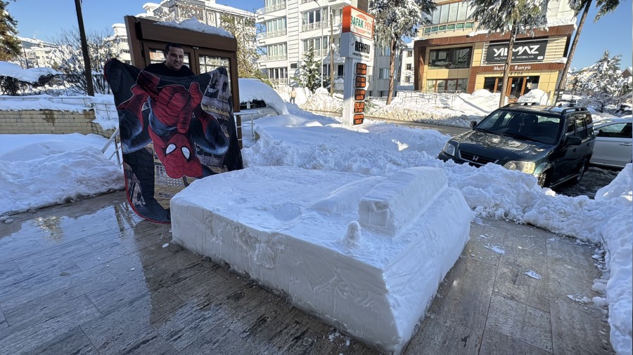 Herkes kardan gelin damat yaparken o yatak yapmay� se�ti