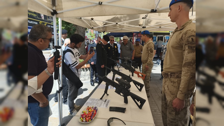 l Jandarma Komutanl'ndan caddede tantm stand