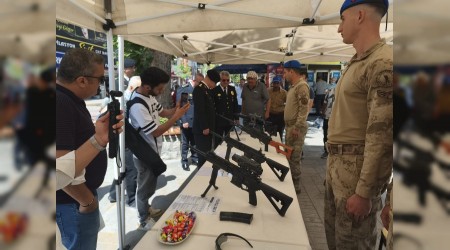 l Jandarma Komutanl'ndan caddede tantm stand