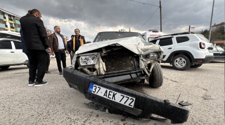 Kamyonetle otomobil �arp��t�: 1 yaral�