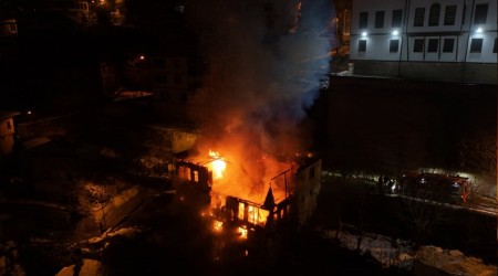 200 y�l�k tarihi konak alevlere teslim oldu