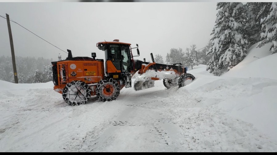 Karab�k-Bart�n yolunda kar kal�nl��� 1,5 metreyi a�t�