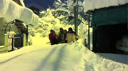 80 santimetre kar� a��p ya�l� kad�n� ta��d�lar