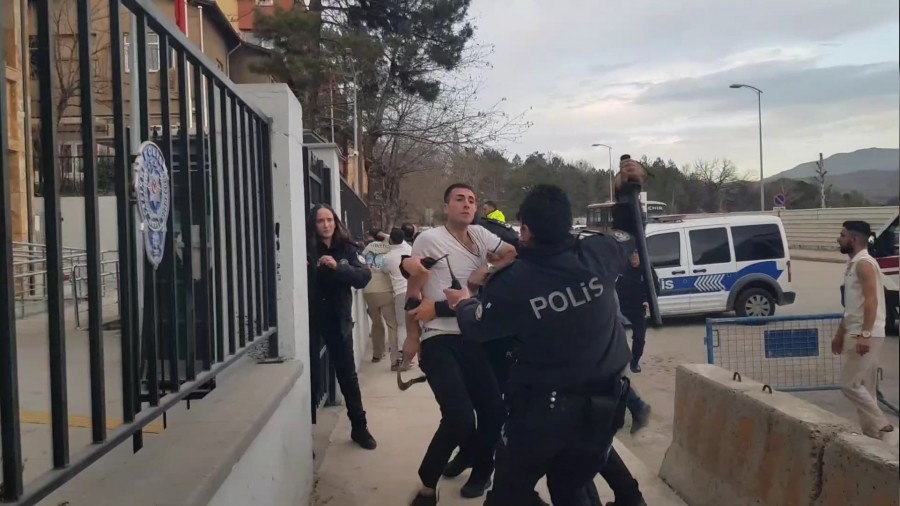 arda silah ektiler, polis merkezinin nnde orak ve bijonla saldrdlar