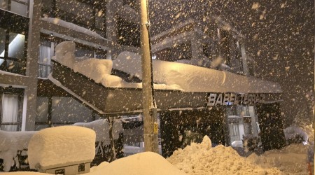 Kar y�k�n� ta��yamayan site giri� tac�nda y�k�lma tehlikesi