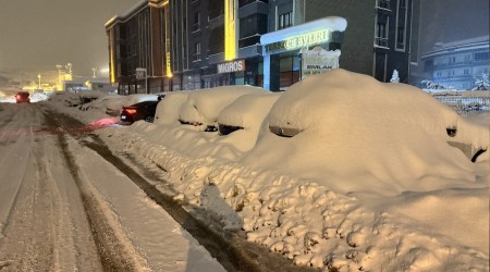 Safranbolu'da ara�lar kar alt�nda adeta kayboldu