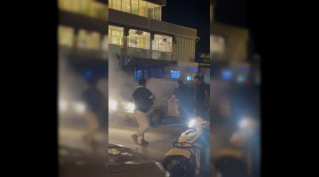 Seyir halindeyken alev alan otomobilin yardmna vatandalar yetiti