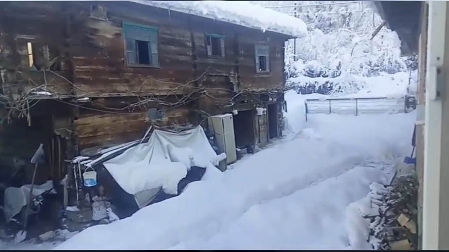 Karab�k'te k�ylerde kar kal�nl��� 1.5 metreyi a�t�