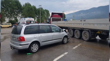 Yabanc plakal otomobil  TIR ile arpt: 4 ocuk 8 yaral
