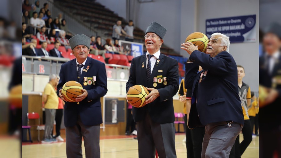 Gaziler, renciler ile birlikte spor faaliyetleri yapt