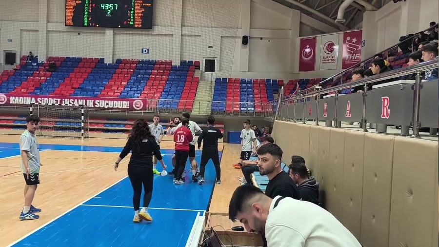 Hakeme sald�ran oyuncu sahadan g�venlikle ��kart�ld�