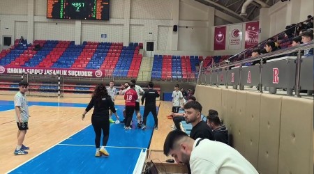 Hakeme sald�ran oyuncu sahadan g�venlikle ��kart�ld�