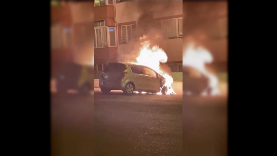 Park halindeki otomobil alevlere teslim oldu