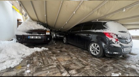 Safranbolu�da kar a��rl��� garaj� ��kertti: 3 ara� zarar g�rd�