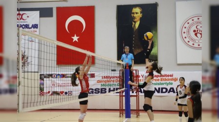 Voleybol Midi K�zlar �l Birincili�i m�sabakalar� sona erdi