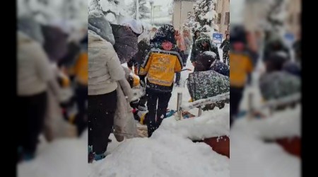 Kar kapl� merdivenden d��en ��renci yaraland�