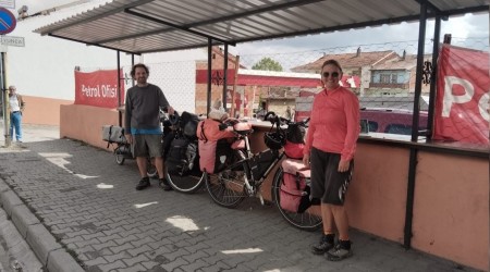 Mnih'ten Karabk'e 2300 km pedal evirdiler