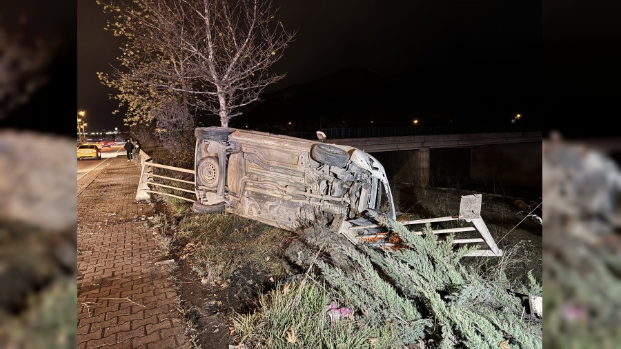 Otomobil ile hafif ticari ara� �arp��t�: 3 yaral�