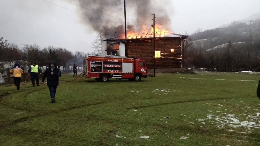 Karab�k'te 450 y�ll�k ah�ap cami alevlere teslim oldu