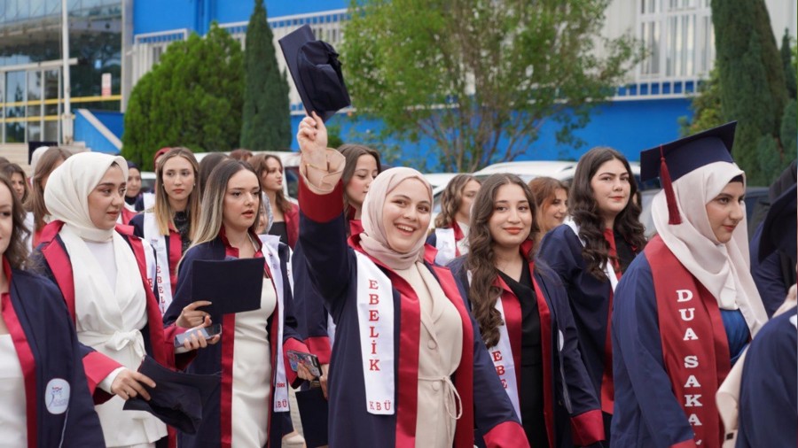 Gelece�in sa�l�k��lar� diplomalar�n� ald�